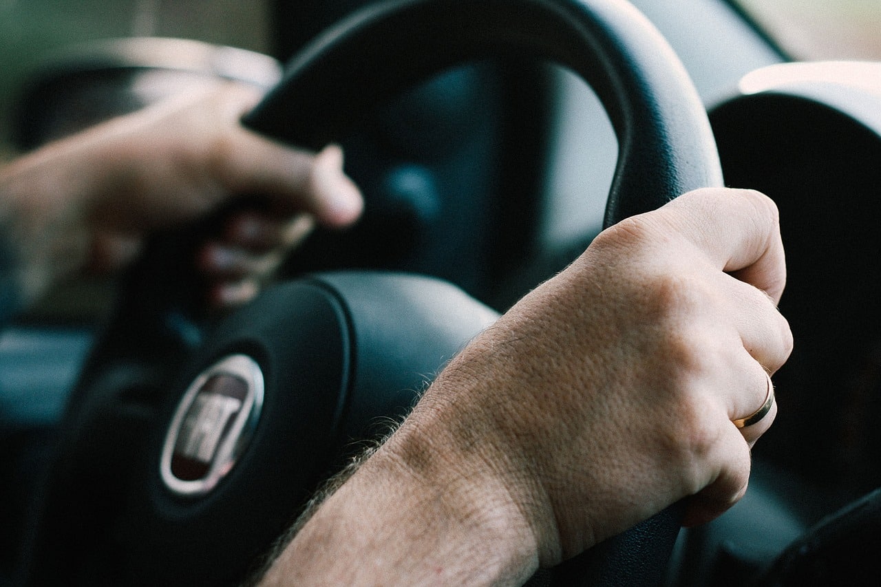 ¿Cuál es la forma correcta de agarrar el volante del auto?