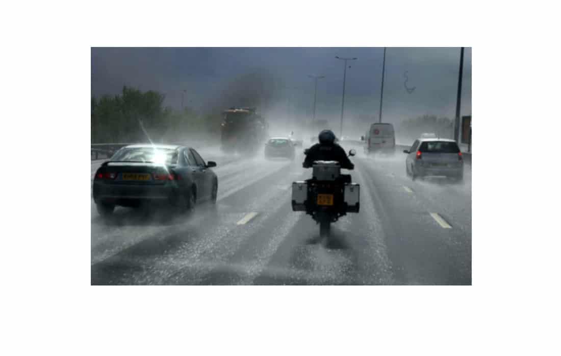 ¿Cómo viajar en motocicleta bajo la lluvia?