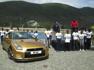 Foto 1_Nissan GTR Oro se entraga a Usain Bolt_f