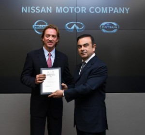 Foto 2_ Carlos Ghosn, CEO Global de Nissan entrega reconcomiento a José Luis Valls, pdte y dir gral de Nissan Mexicana