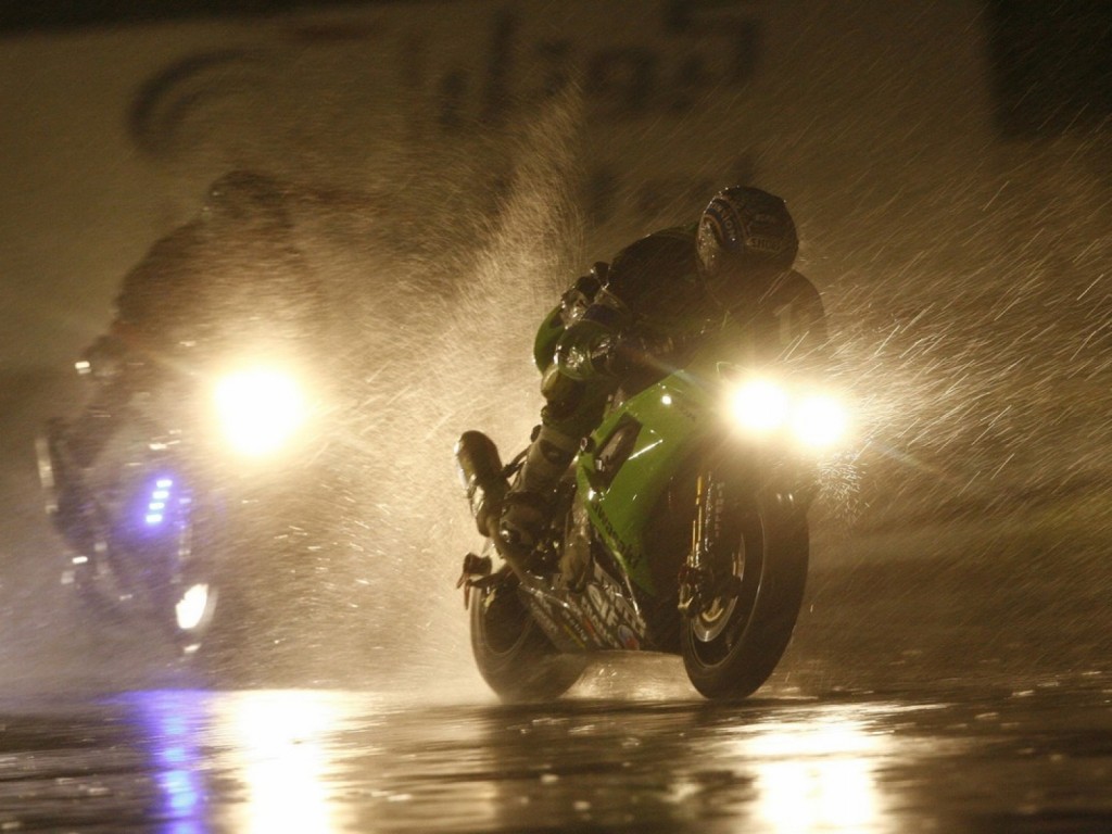 motorcycle-race-in-the-rain_1600x1200