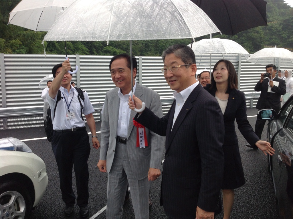 Kanagawa Governor Kuroiwa left and Nissans Vice Chairman Toshiyuki Shiga right
