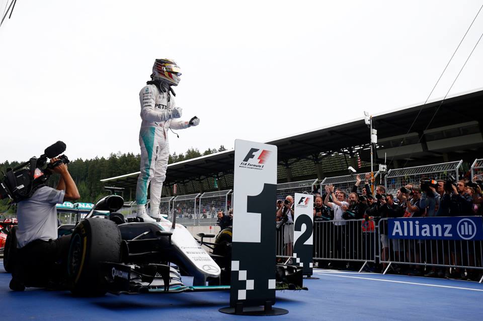 Hamilton gana en Austria y Rosberg es penalizado