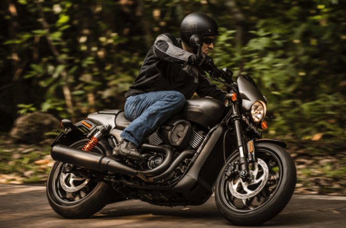 Street Rod de Harley-Davidson: casco, guantes, ciudad... ¡Acción! Memo