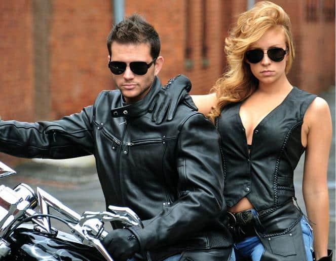 mujer y hombre con chamarra de cuero en moto