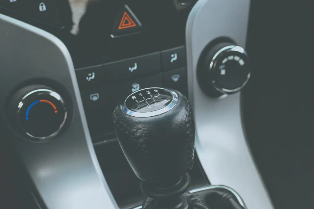 Razones por las que manejar auto estándar es mejor