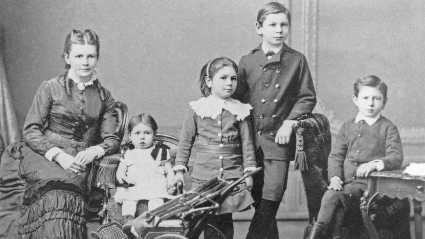 Bertha Benz y sus hijos | Memo Lira