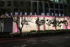 Iluminación rosa en Torre General Motors