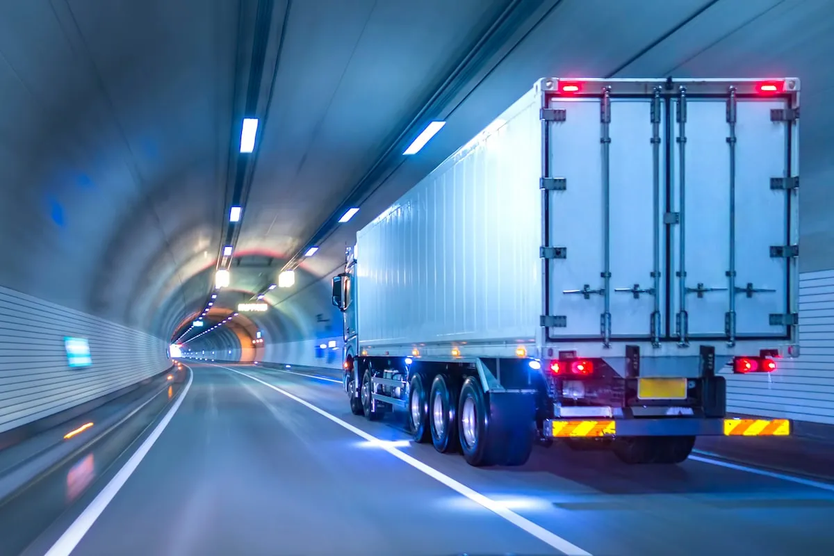 Cómo permanecer fuera de los puntos ciegos de un tráiler