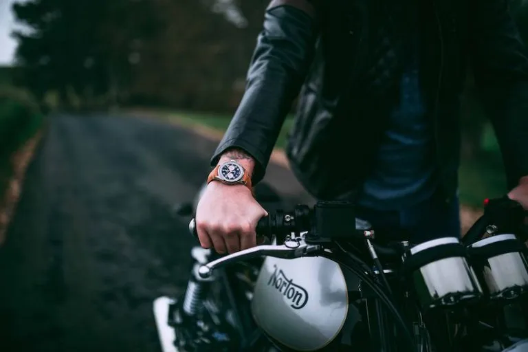 Hombres que andan en moto