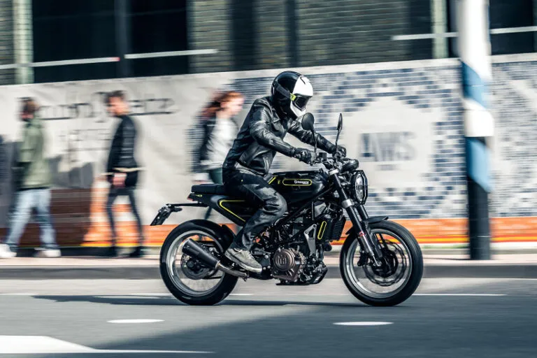 motocicletas_medianas_ciudad_svartpilen