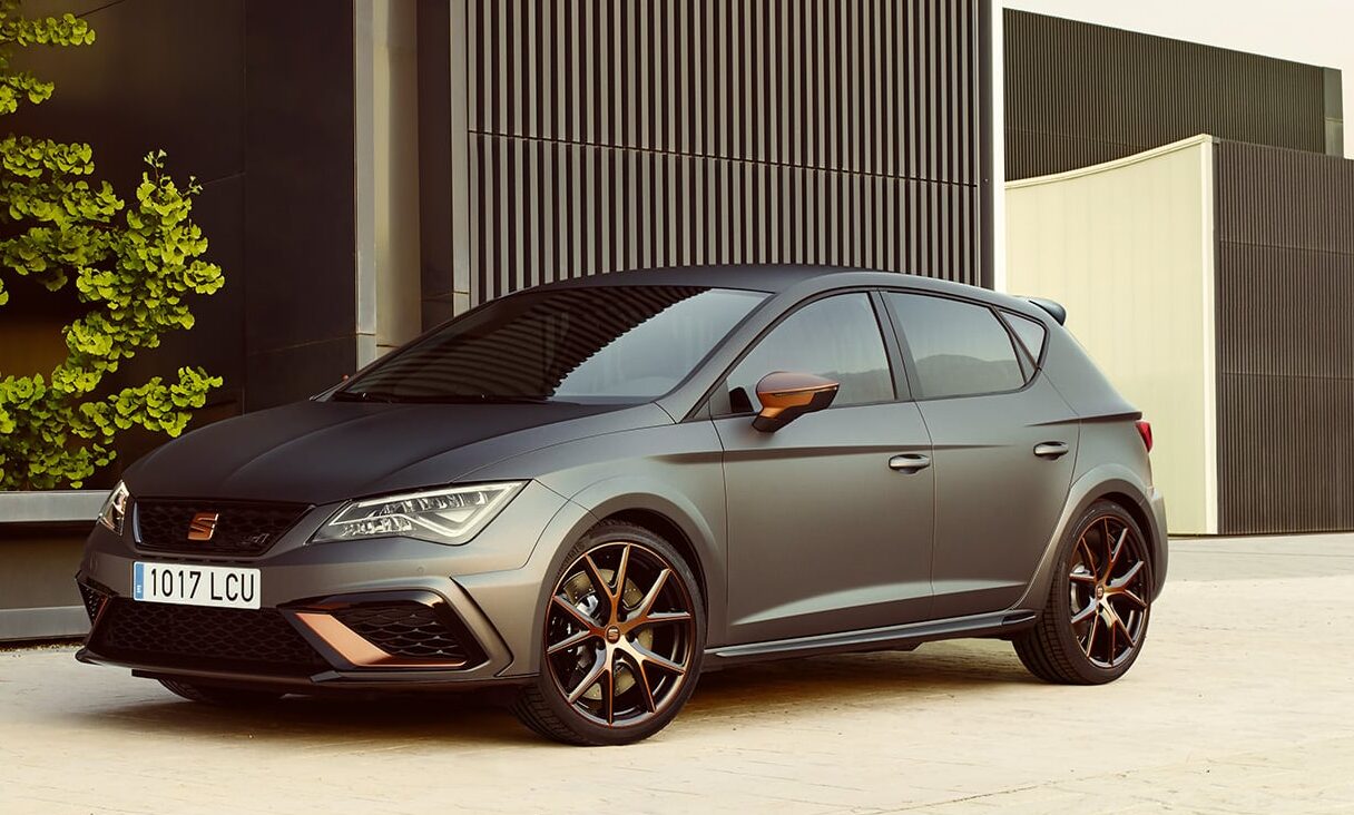 Leon CUPRA R ST car front and side view