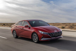 Hyundai Elantra 2021 debuta en Hollywood