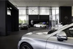 Para Mercedes-Benz siempre ha sido prioridad la seguridad de sus usuarios, ahora cn la contingencia ocasionada por Covid-19, trabaja aún más de cerca con su red de distribuidores- La firma de la estrella de tres puntas está trabajando para tener una estrategia alineada a las recomendacines derivadas de la situación con el Covid-19. Como parte de estas medidas ha reducido su personal en cada uno de sus distribuidores que siguen operando con normalidad. Tienen contemplado el menor contacto físico posible y los mayores estándares de higiene para salvaguardar la salud de todos. Además, se pueden agendar citas de servicio, y para prevenir exposición, algunos de ellos ofrecen el servicio de ‘pick up’ para recoger el auto y llevarlo a servicio, incluso, los usuarios pueden recibir atención en sus números de WhatsApp locales. También se ha habilitado la posibilidad de realizar pruebas de manejo a domicilio de autos demo como GLB o Clase A sedán, así como del resto de la gama de vehículos y SUV’s Todo con las recomendaciones y precauciones necesarias en cuestión de higiene para apoyar y evitar la propagación del virus. La disponibilidad de esta facilidad y de los modelos, así como los números de atención vía Whatsapp se pueden consultar con cada uno de los distribuidores. Las plataformas digitales Mercedes-Benz estarán funcionando al 100% por lo que podrán aprovecharlas y obtener toda la información y ayuda que se requiera. Para contactar con su distribuidor más cercano, pueden dar click aquí: https://www.mercedes-benz.com.mx/es/dealers