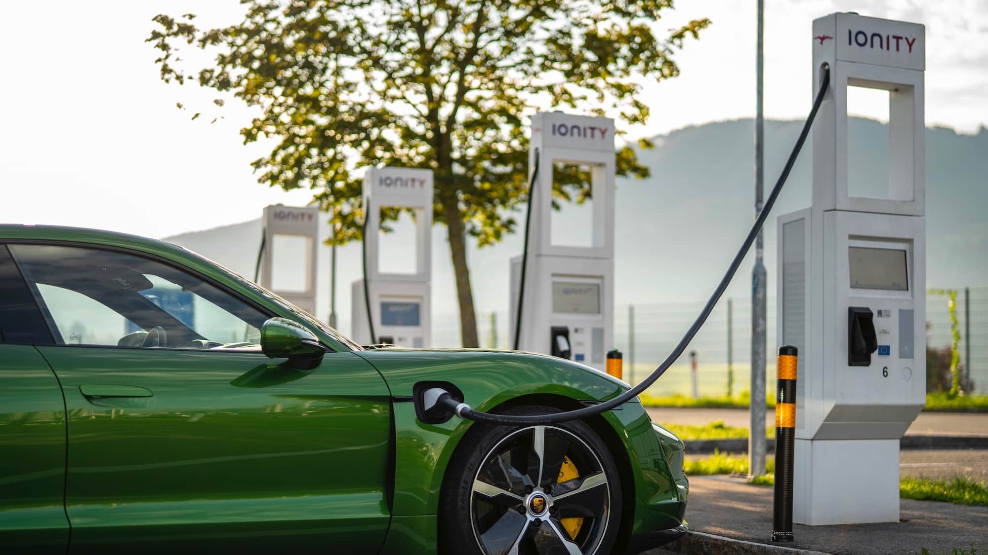 Porsche alcanza más de mil puntos de carga para eléctricos