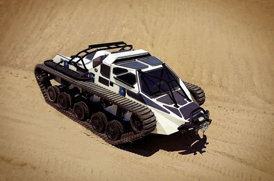 Ripsaw EV2 cuanto cuesta y cuales son sus caracteristicas desierto