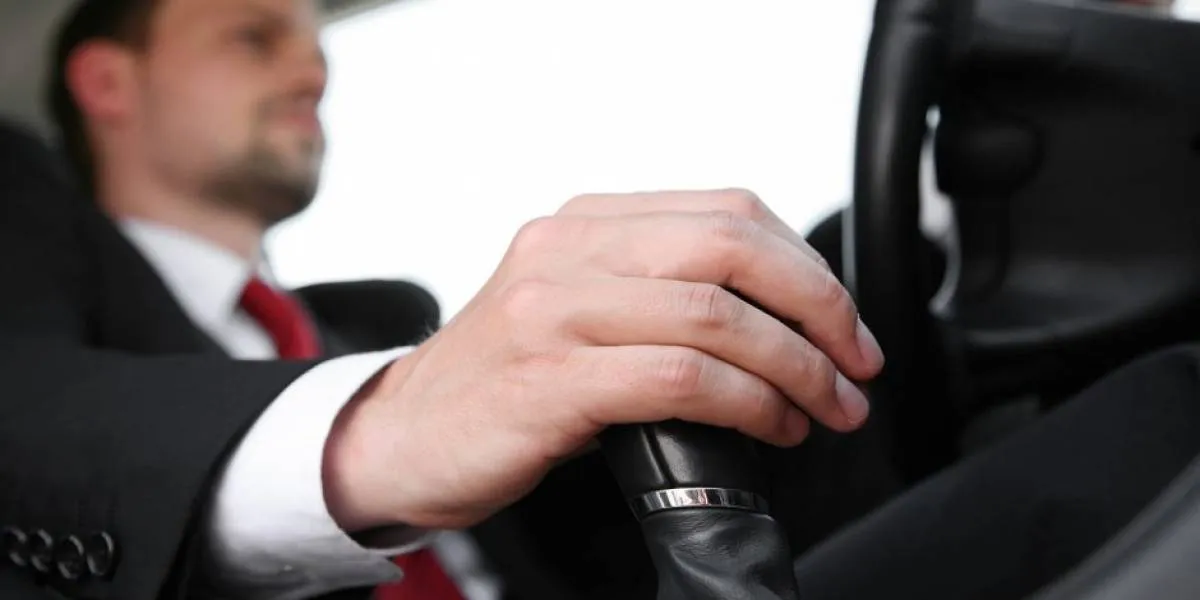 Razones por las que manejar un auto estándar es mejor