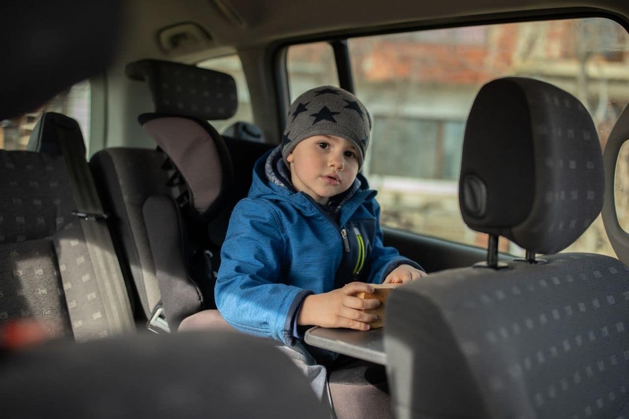 Por qué los niños no deben viajar en el asiento delantero