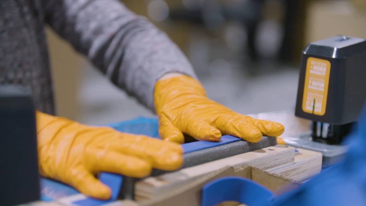 Los escudos faciales protegerán a los médicos que atienden a enfermos de COVID 19