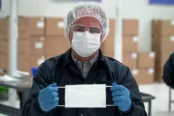 General Motors inicia producción de mascarillas en México