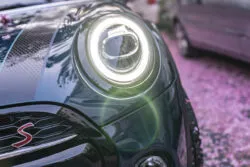 cómo limpiar los faros del auto con pasta de dientes