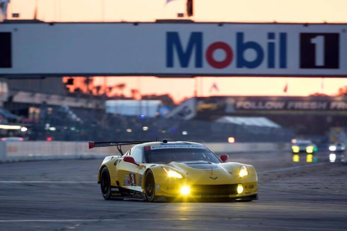 Corvette Racing se retira de las 24 Horas de Le Mans