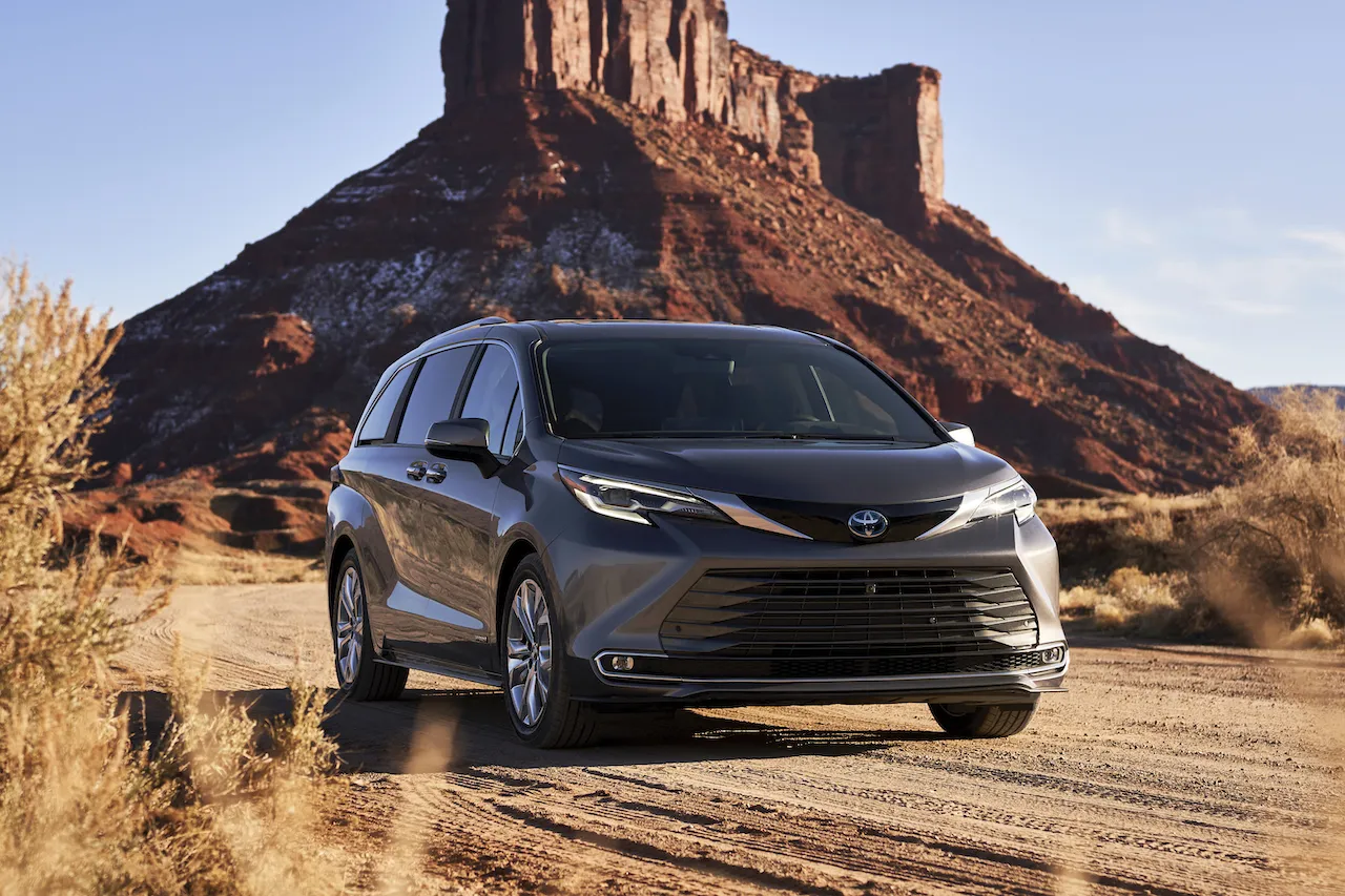 Presentan Toyota Sienna 2021 híbrida