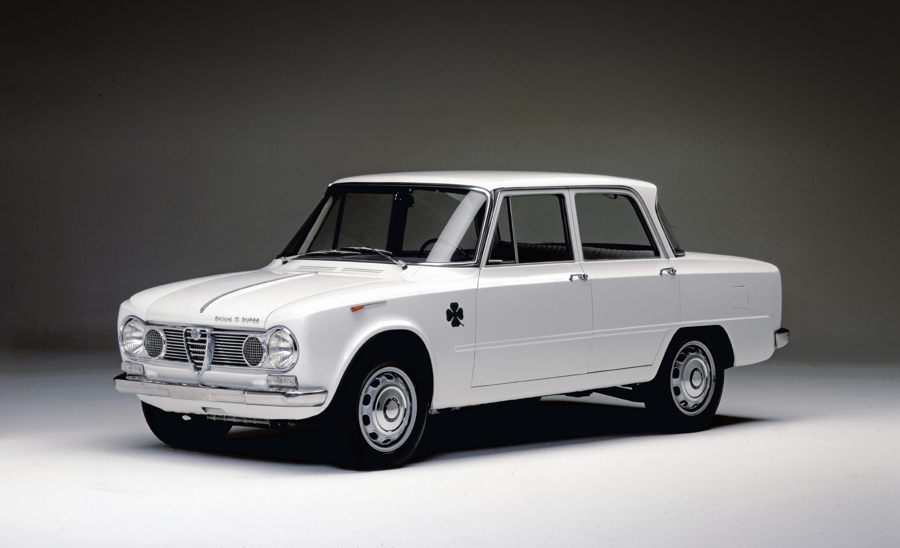 Eight years after the success of the Giulietta Alfa Romeo unvei | Memo Lira Giulia TI