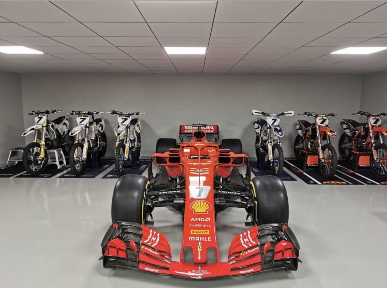 Raikkonen recibe una entrega muy especial por parte de Ferrari | Memo Lira Raikkonen recibe una entrega muy especial por parte de Ferrari