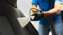 hombre-sanitizando-auto-20200424T135723