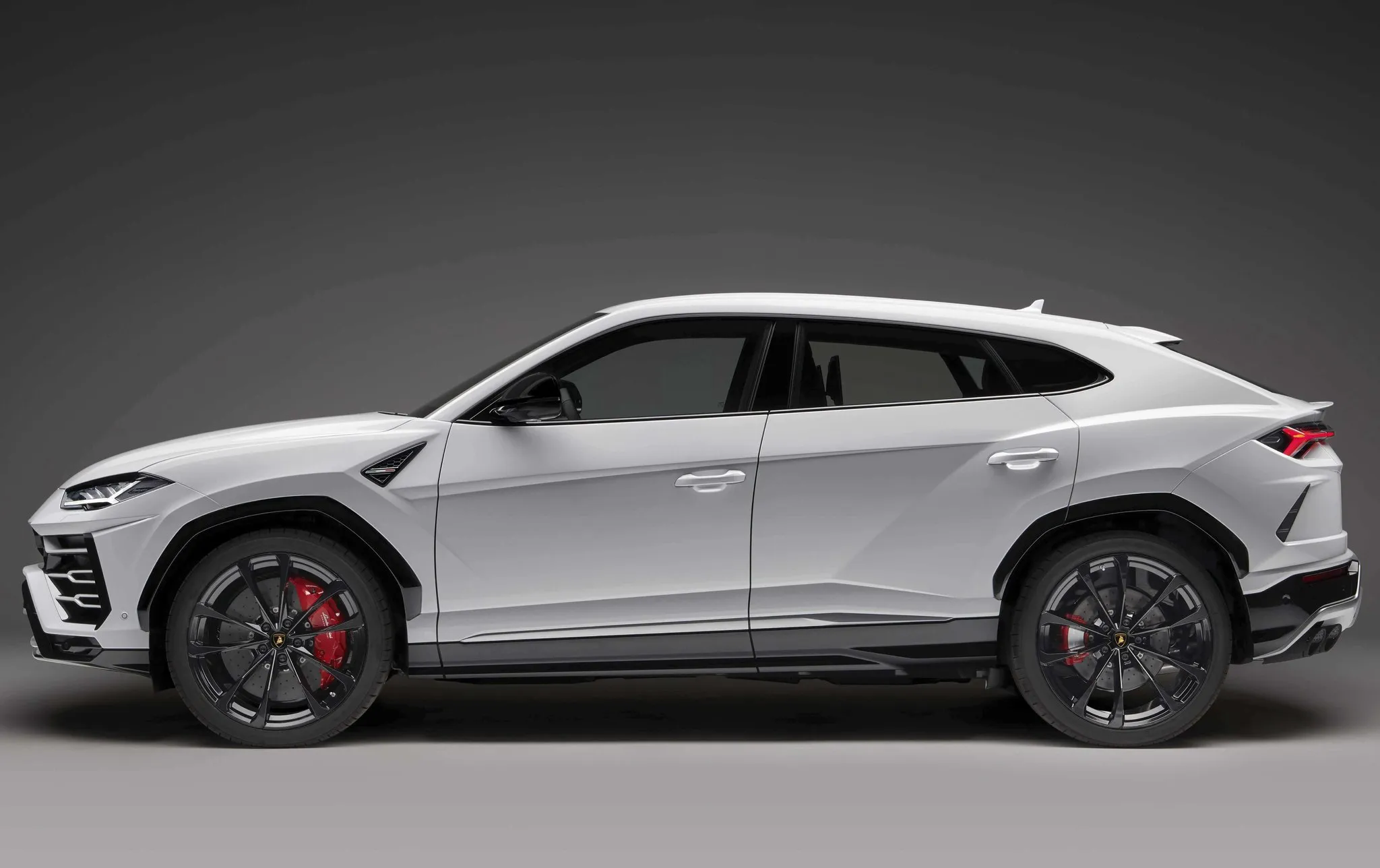 Cómo se venden marcas como Aston Martin y Lamborghini en México