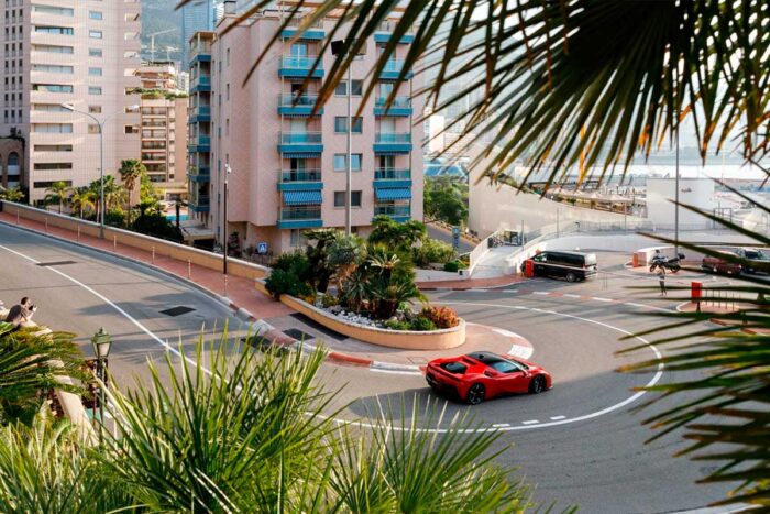 Leclerc por las calles de Mónaco en un Ferrari SF90 Stradale