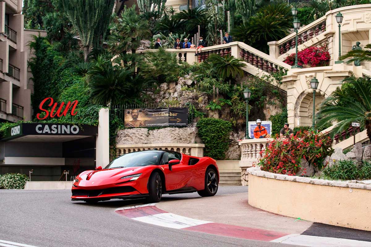 Leclerc por las calles de Mónaco en un Ferrari SF90 Stradale