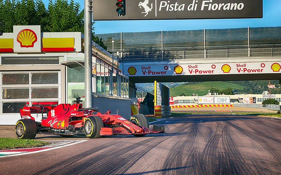 Leclerc recorrer las calles de Maranello en el SF1000
