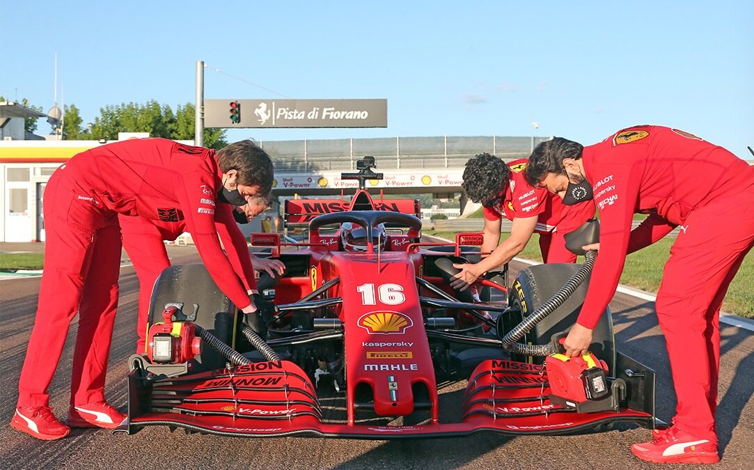 Leclerc recorrer las calles de Maranello en el SF1000