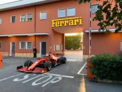 Leclerc recorrer las calles de Maranello en el SF1000