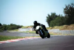 Aston Martin probó su primera motocicleta en circuito