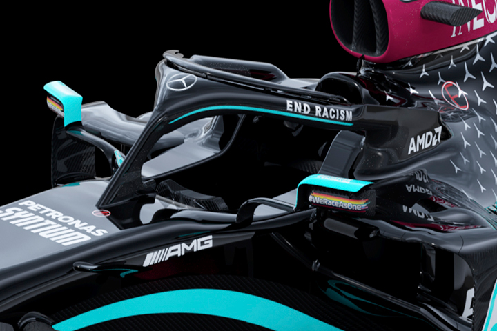 El equipo Mercedes cambia de colores en contra del racismo 