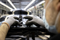Mercedes-Benz reinicia producción a nivel mundial