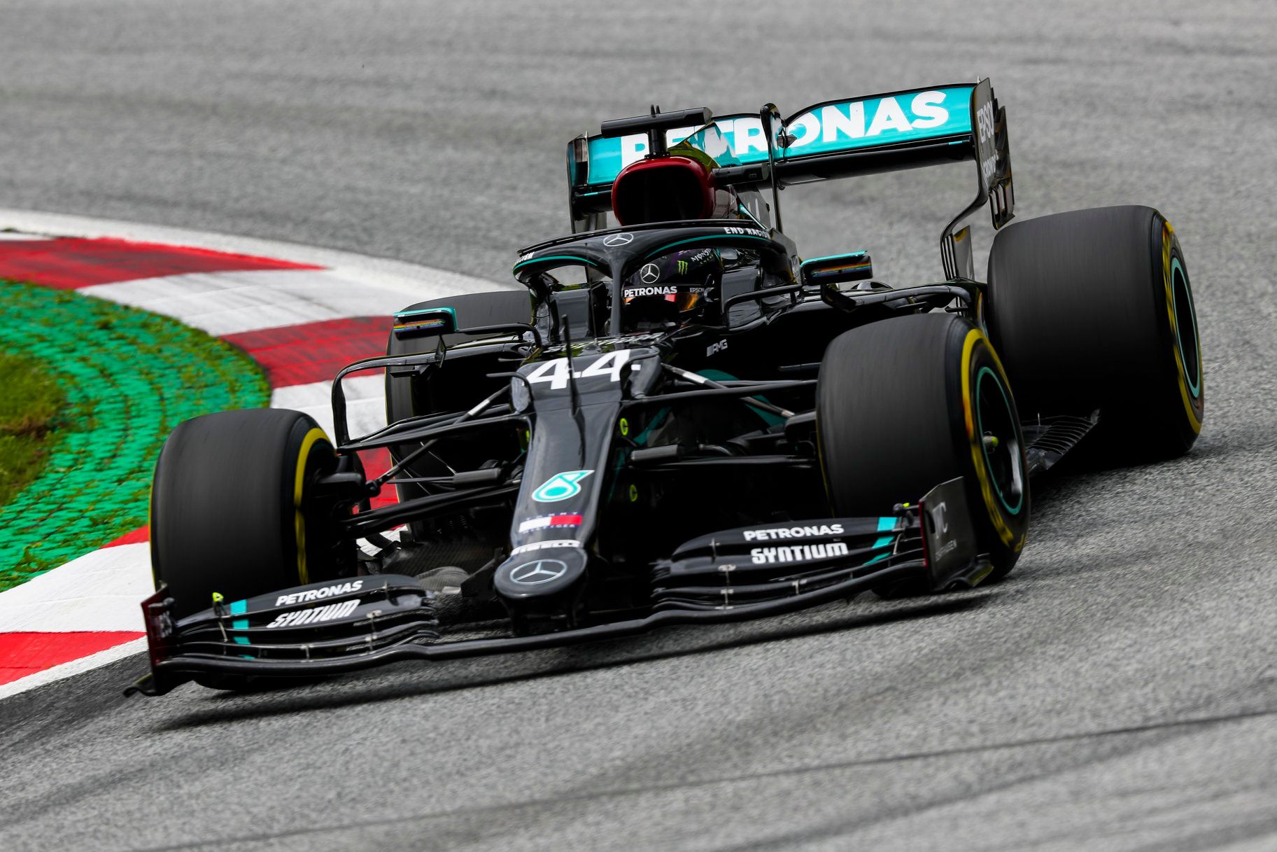 Mercedes encuentra problemas en sus monoplazas