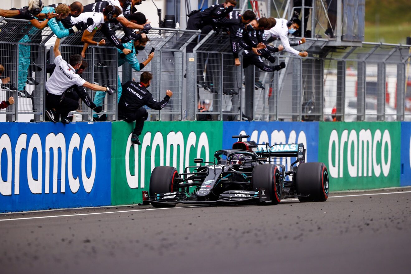 Hamilton triunfa en Hungría e iguala a Schumacher