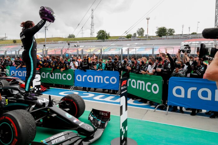 Hamilton triunfa en Hungría e iguala a Schumacher