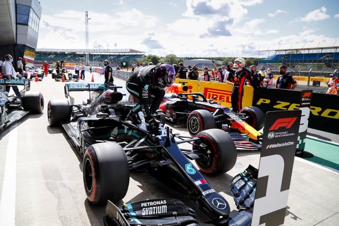Lewis Hamilton consigue la pole y récord en Silverstone
