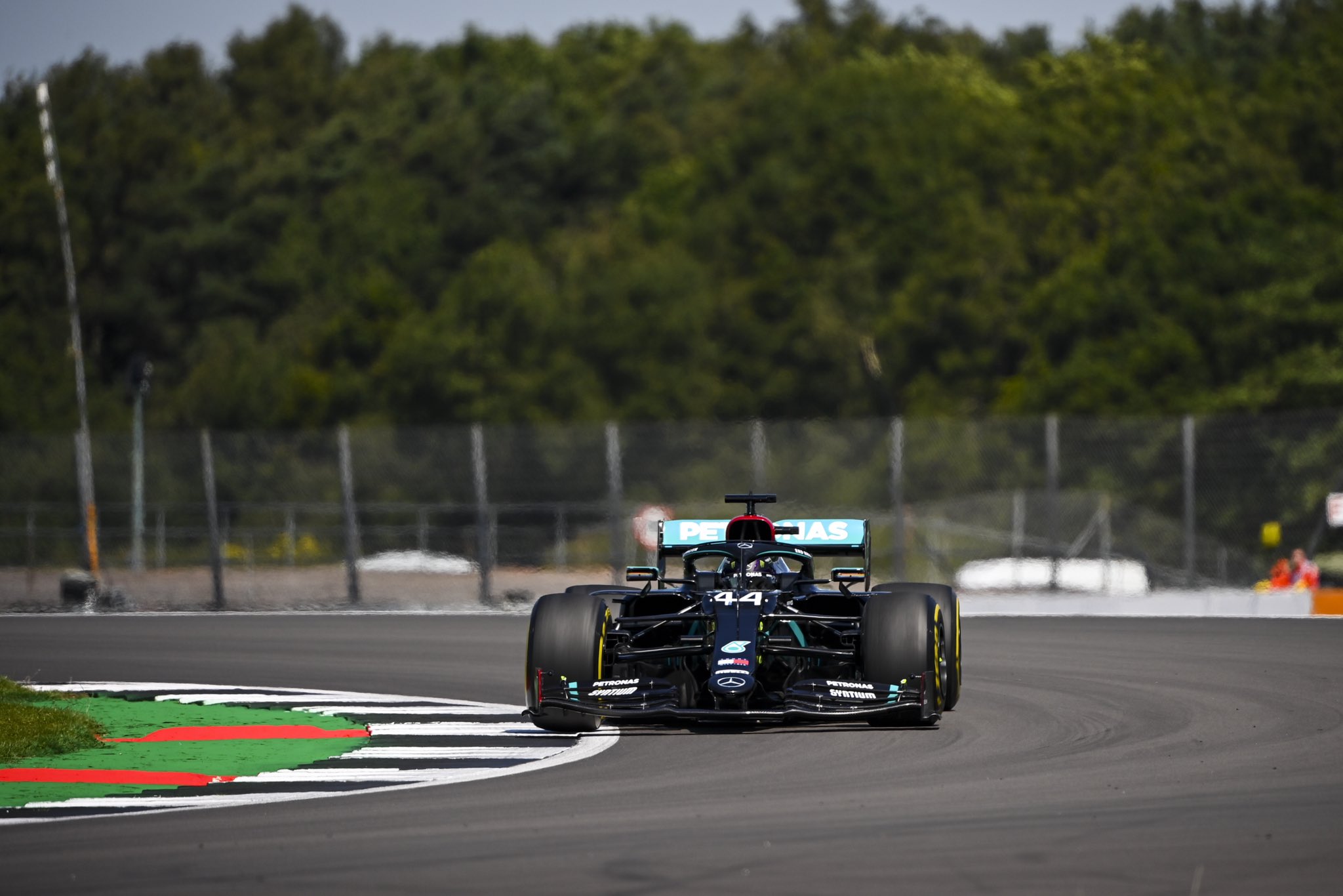 Lewis Hamilton consigue la pole y récord en Silverstone