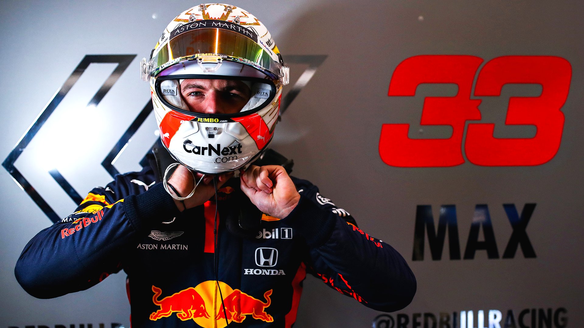 Hamilton dedica su pole position a Chadwick Boseman