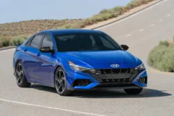 Hyundai lanza el nuevo Elantra N Line y prepara versión híbrida