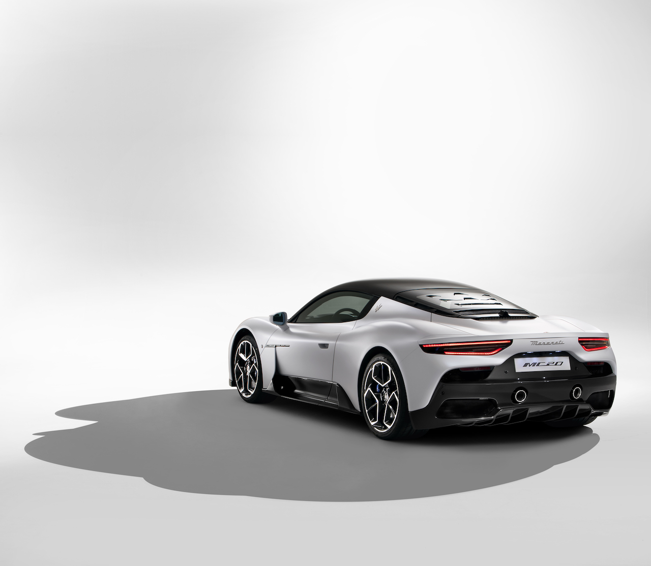 07 MC20 white background | Memo Lira