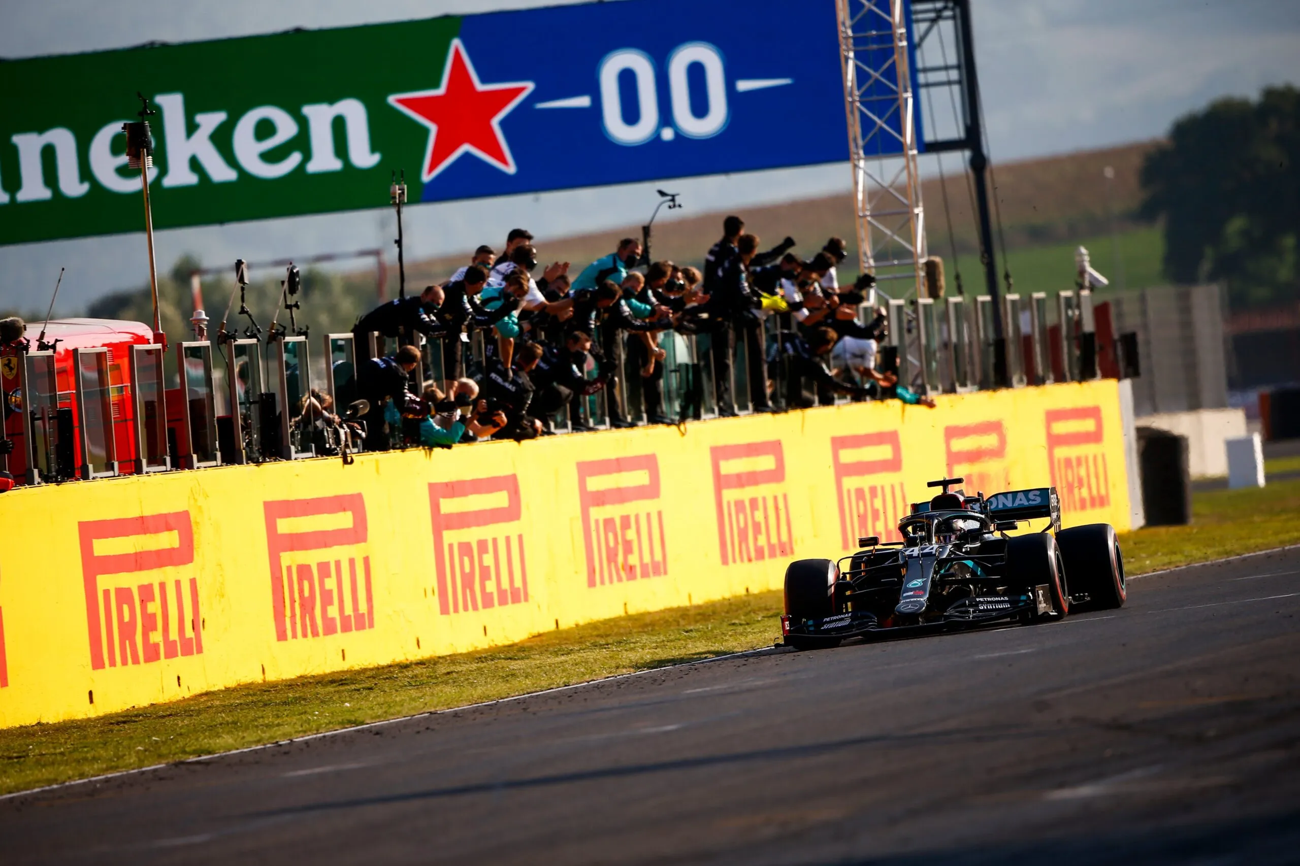 Victoria de Hamilton en accidentado Gran Premio de la Toscana