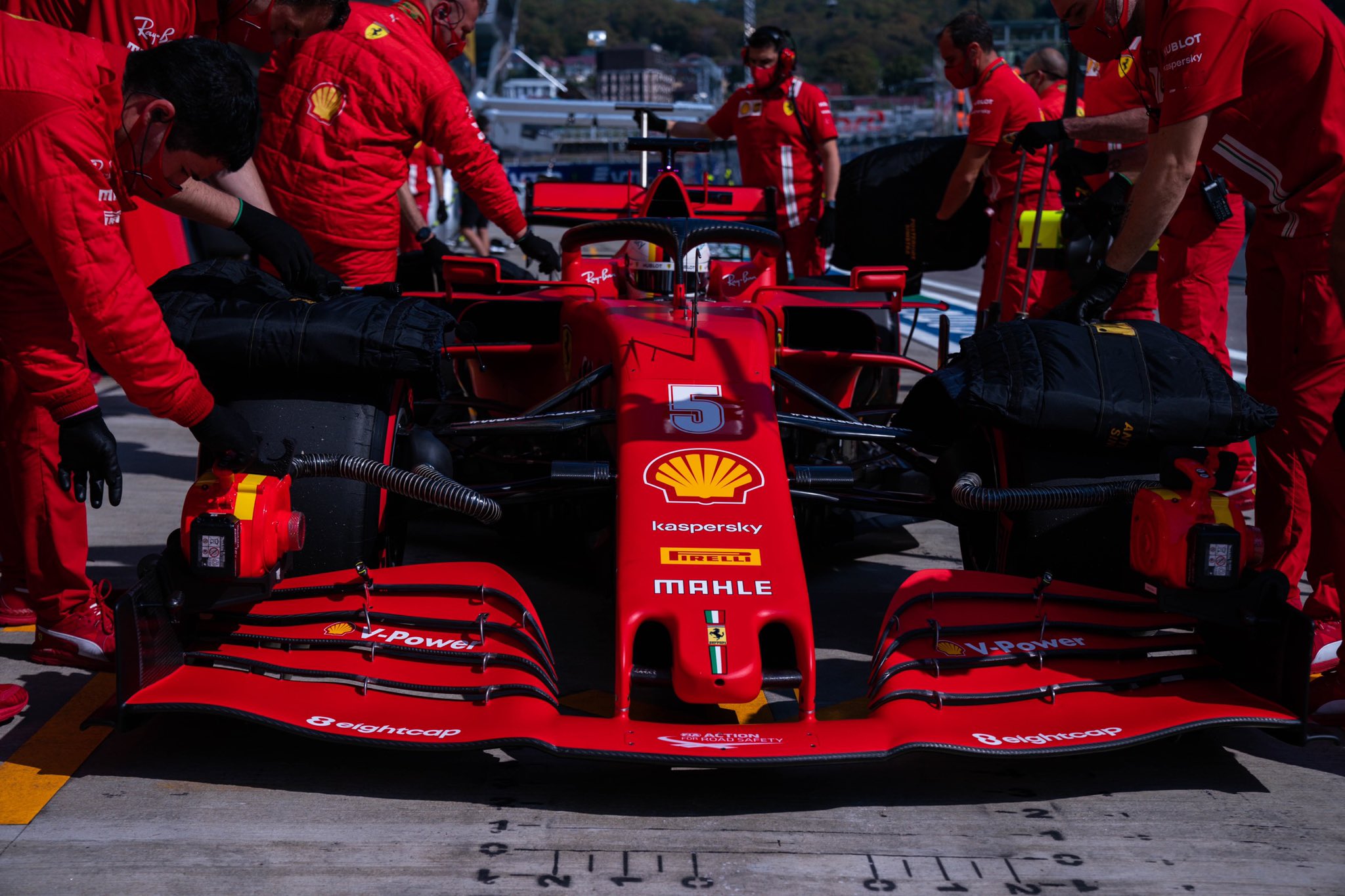 Lewis Hamilton logra su pole position 96 en Sochi