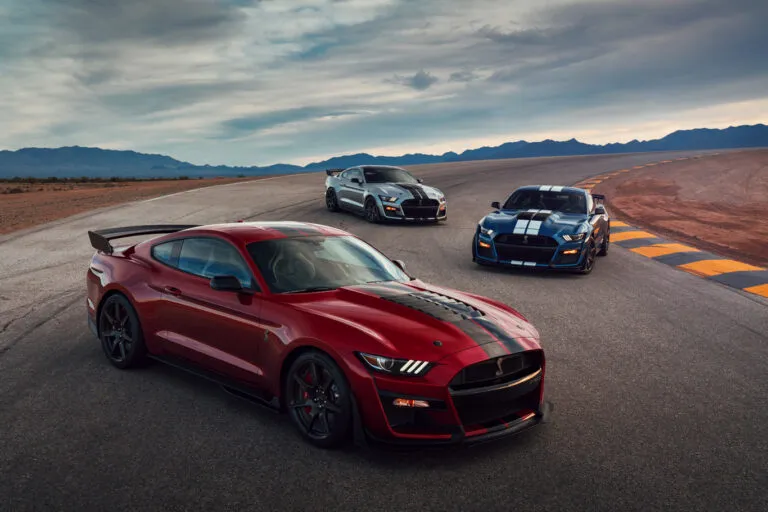 Martes de deportivos: Ford Shelby GT 500 vs Challenger SRT Widebody Redeye